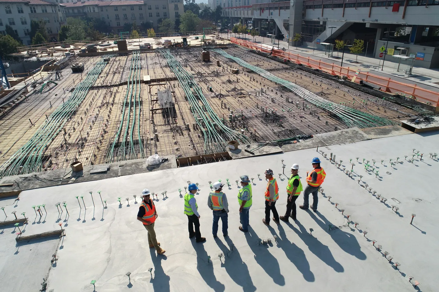 Bir inşaat sahasında bir araya gelen mühendis ve teknik ekip